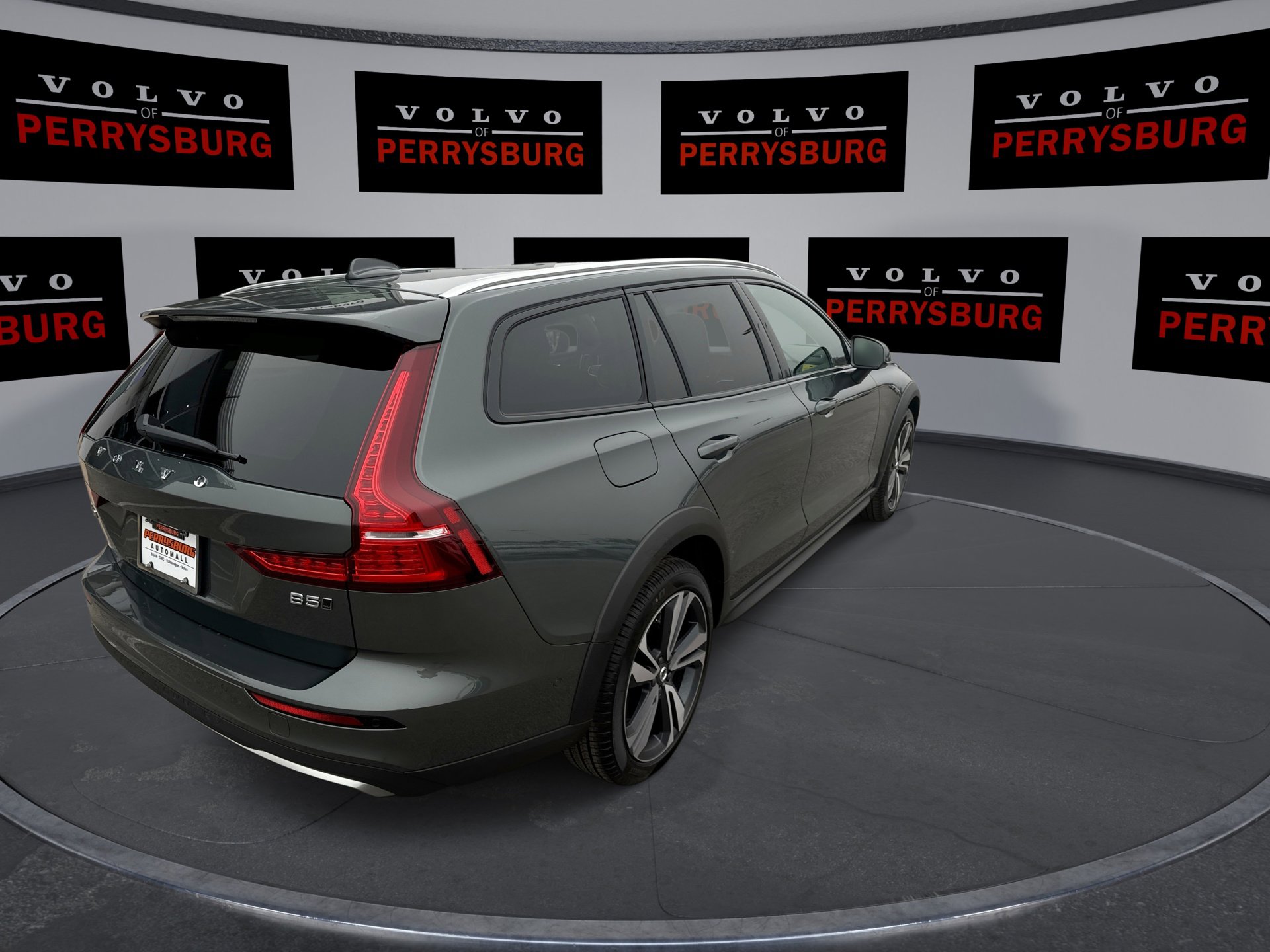 New 2026 Volvo V60 B5 Cross Country Plus w/ Climate Package image 8