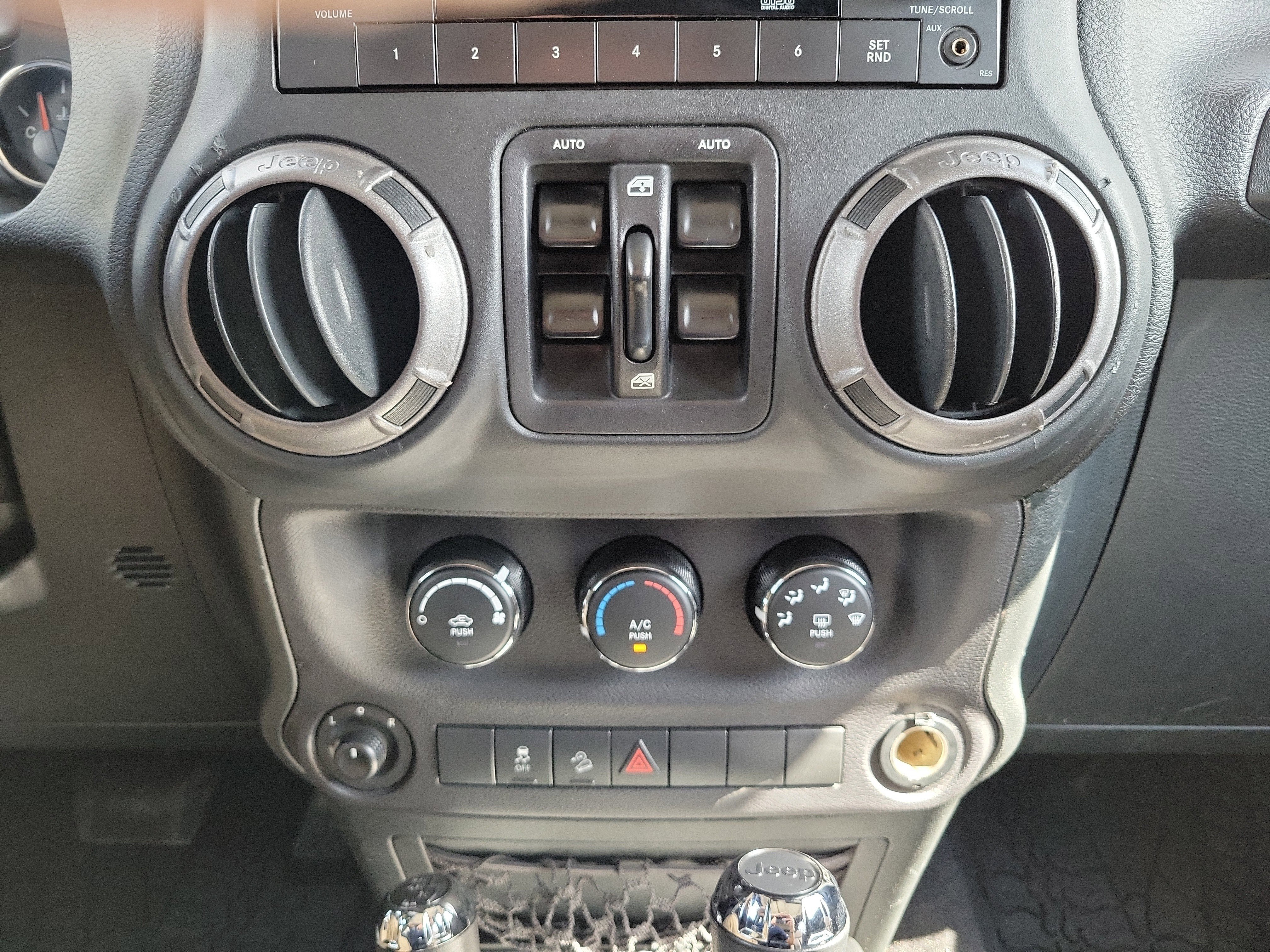 Used 2018 Jeep Wrangler Unlimited Sport S image 29