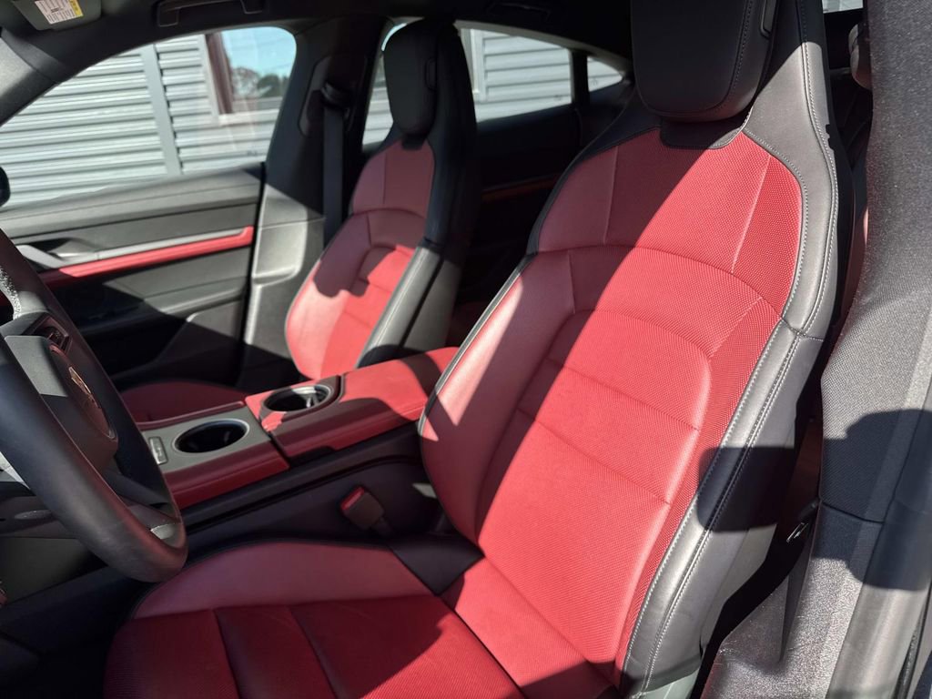 Used 2025 Porsche Taycan image 4