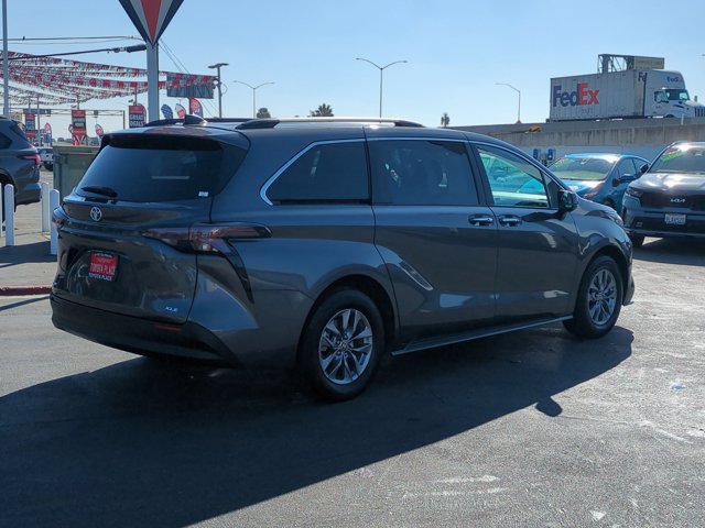 Used 2025 Toyota Sienna XLE FWD image 8
