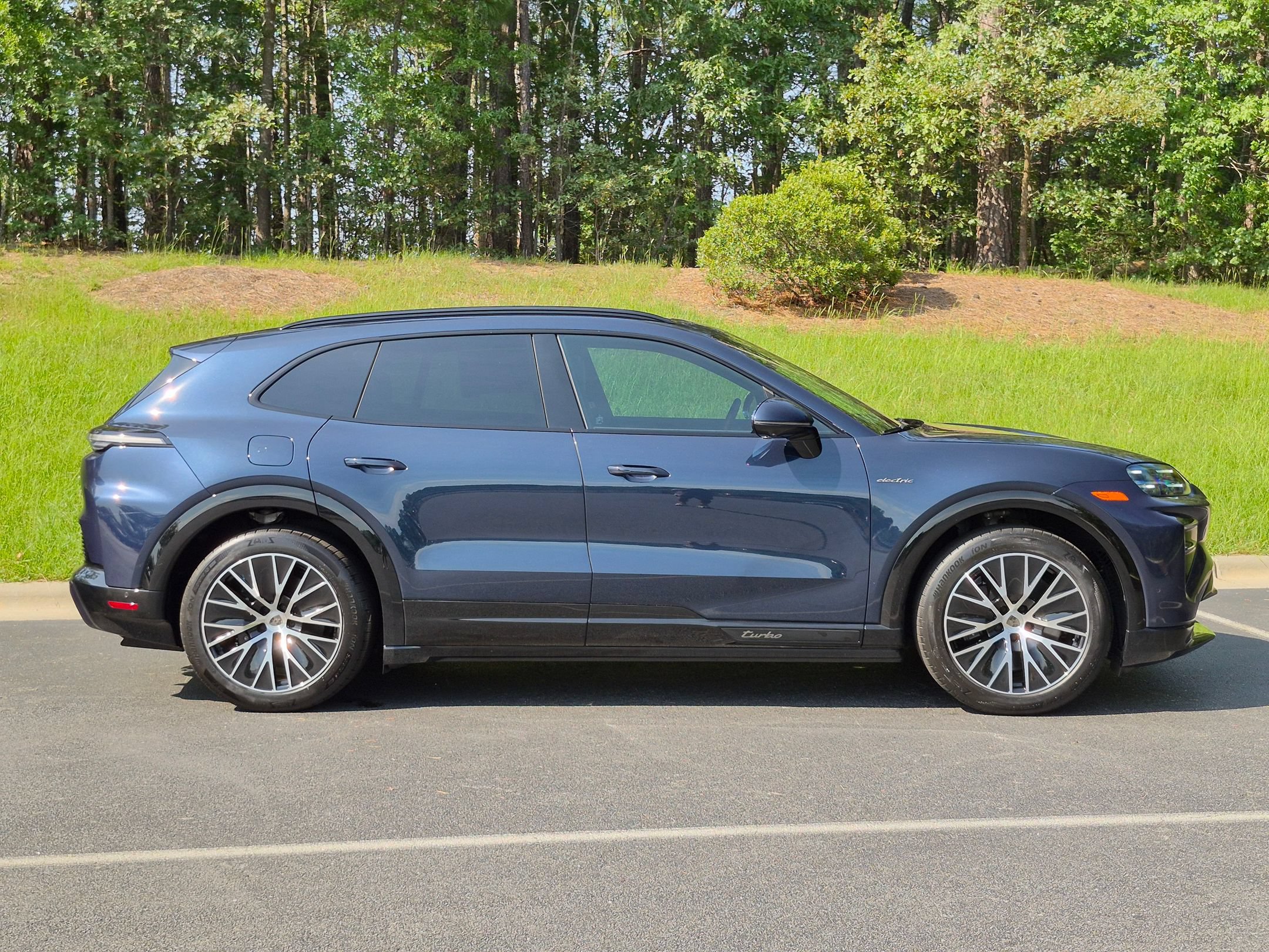 New 2026 Porsche Cayenne Turbo Electric AWD/4WD image 32