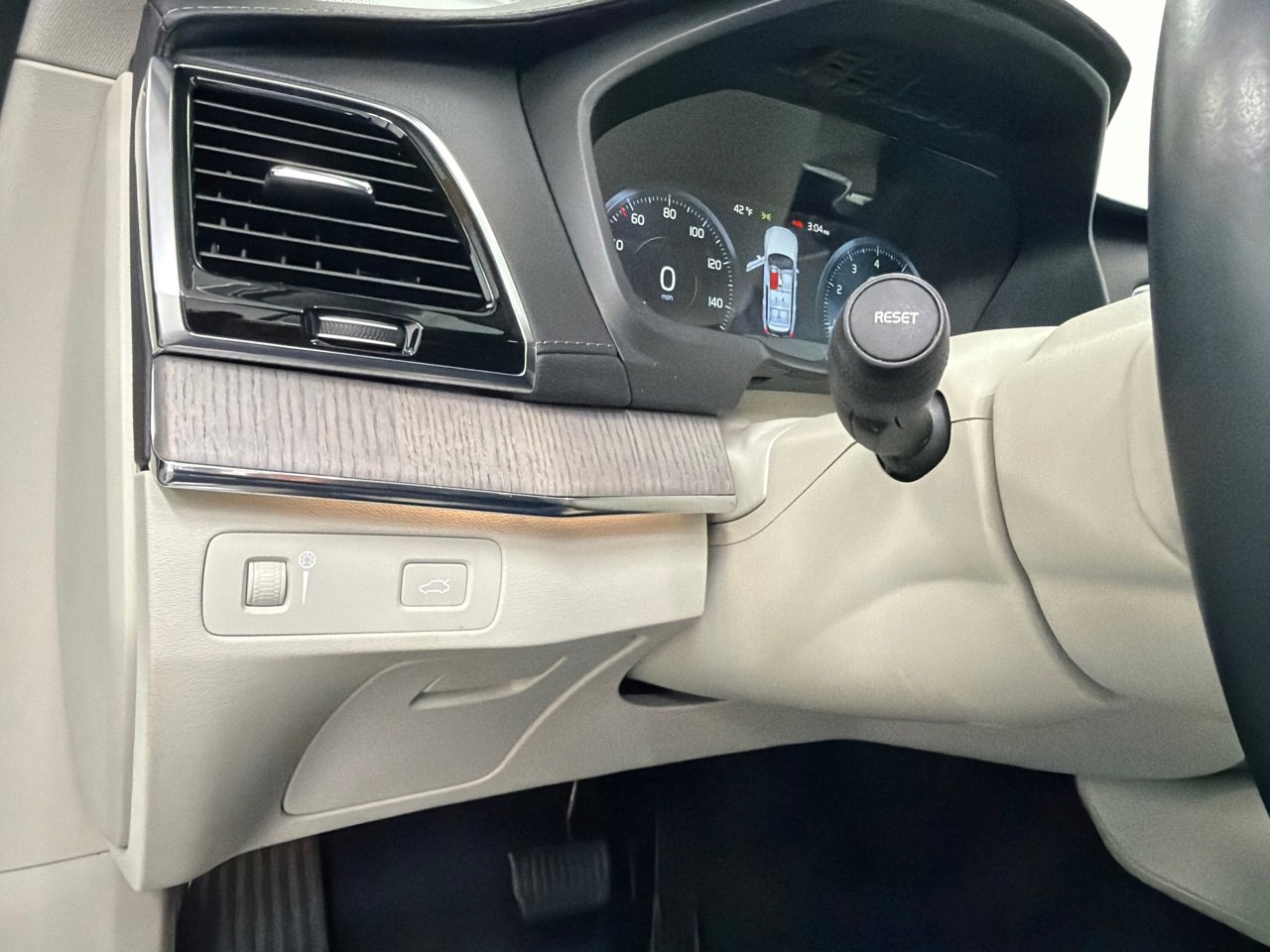 Used 2021 Volvo XC90 T6 Inscription w/ Protection Package Premier image 34