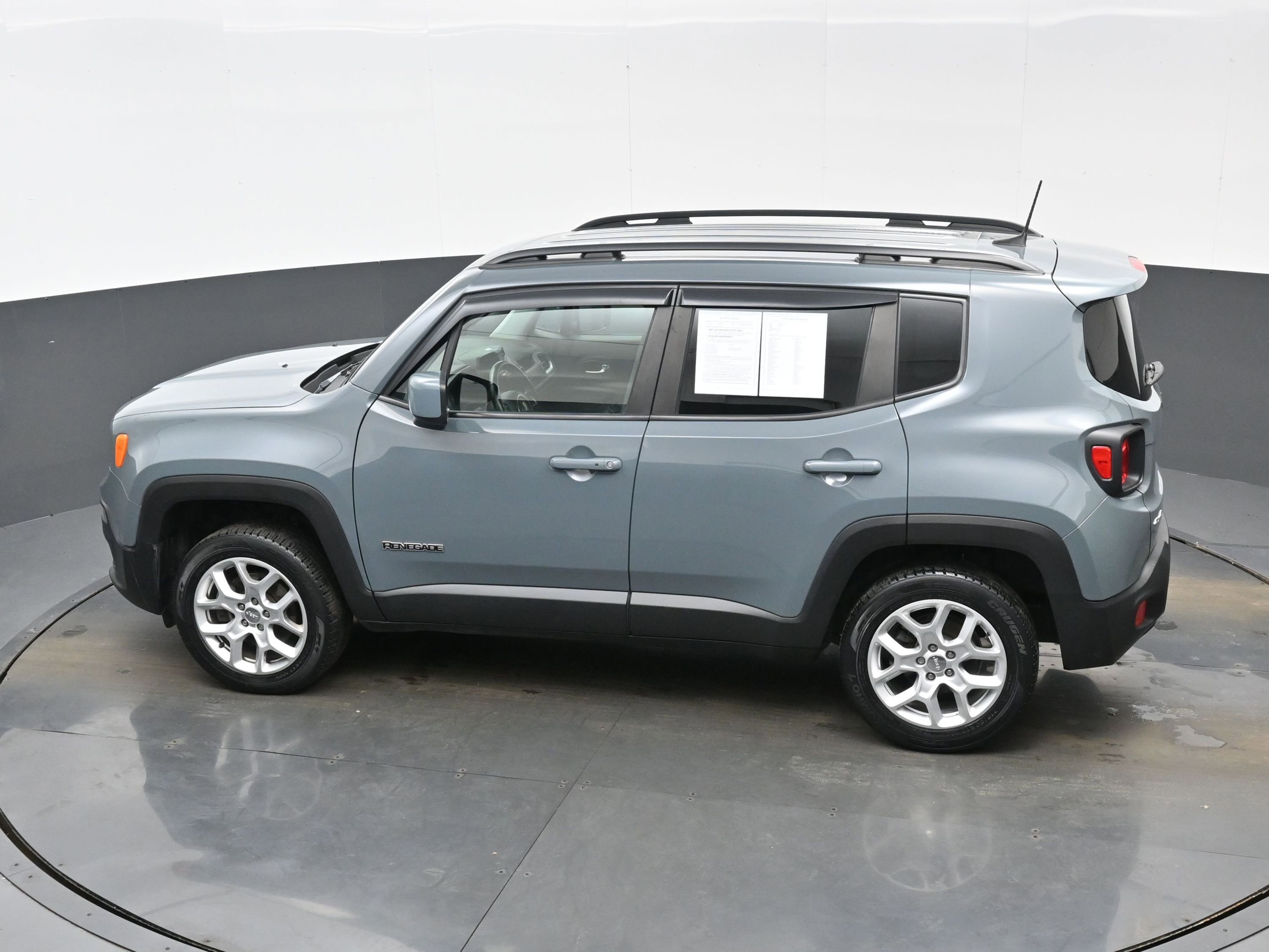 Used 2018 Jeep Renegade Latitude w/ Cold Weather Group image 30