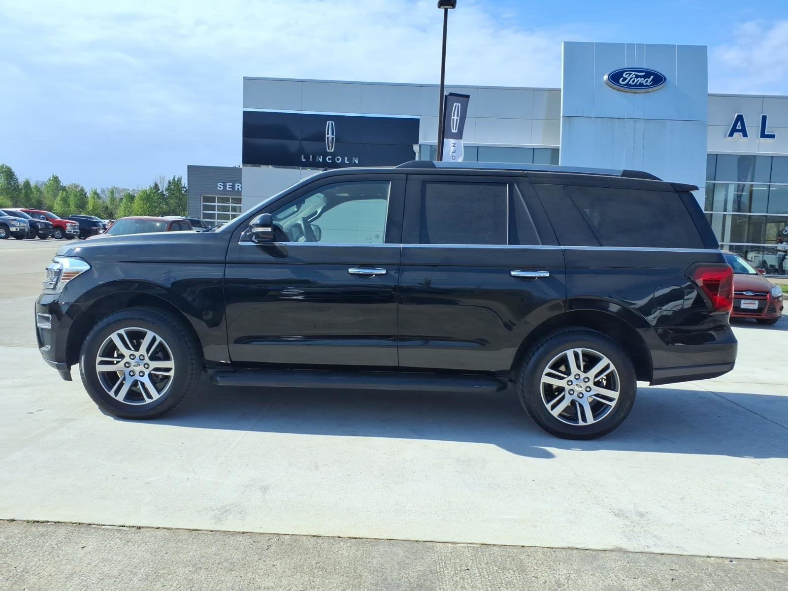 Used 2024 Ford Expedition Limited image 2