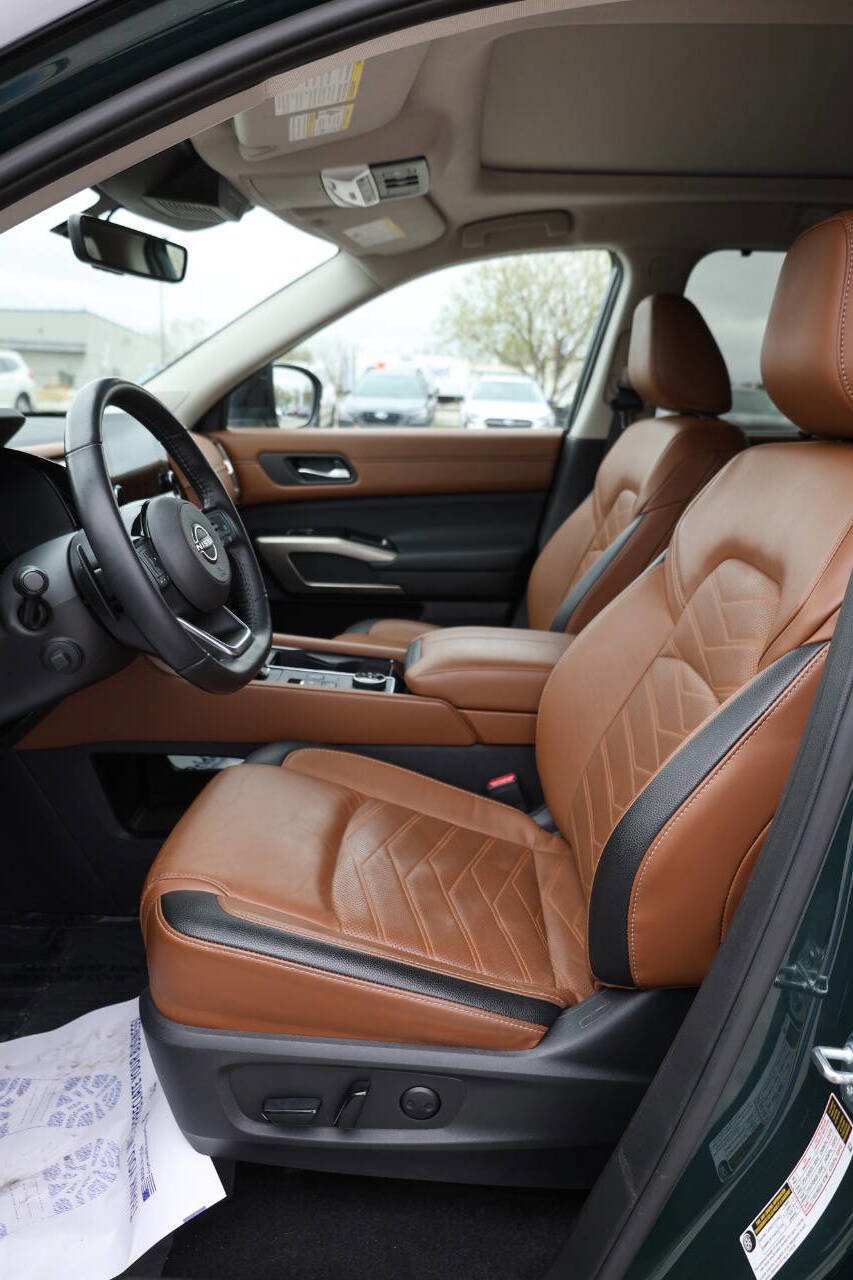 Used 2023 Nissan Pathfinder Platinum image 13