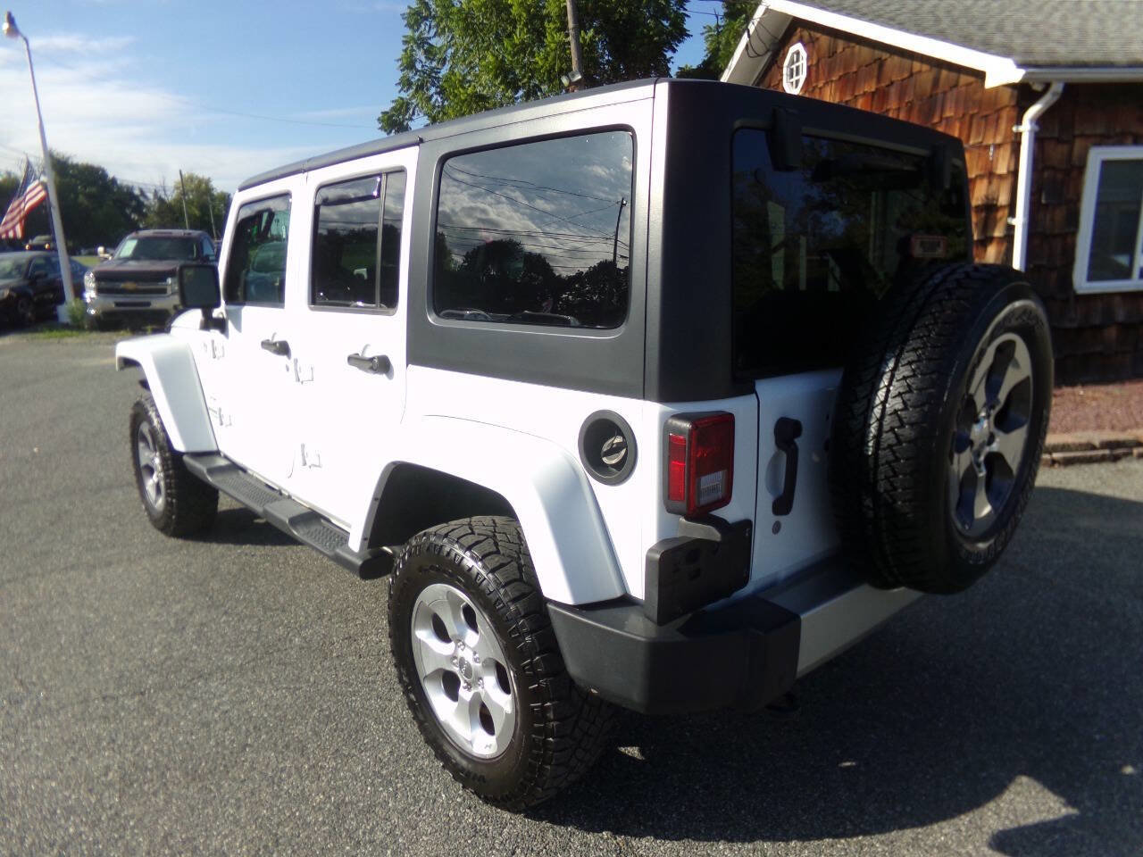 Used 2017 Jeep Wrangler Unlimited Sahara image 9