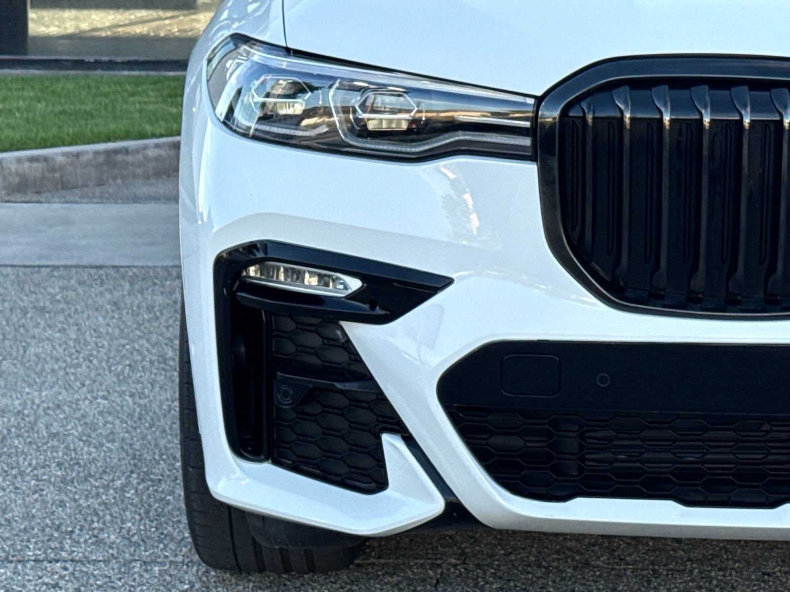 Used 2022 BMW X7 xDrive40i w/ M Sport Package AWD/4WD image 7