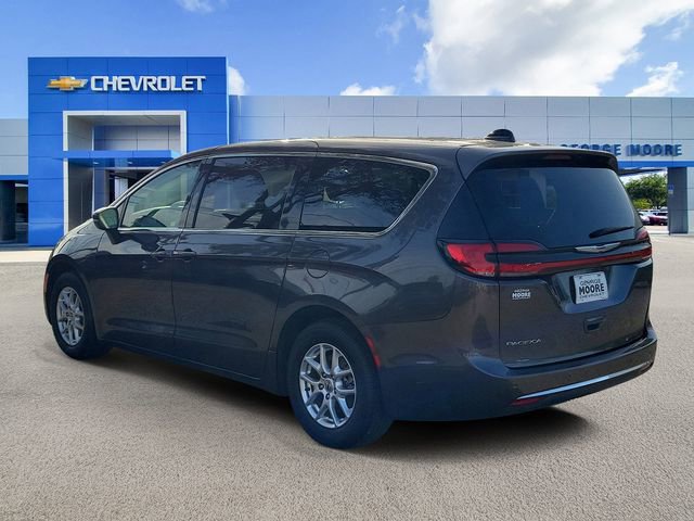 Used 2023 Chrysler Pacifica Touring-L image 3
