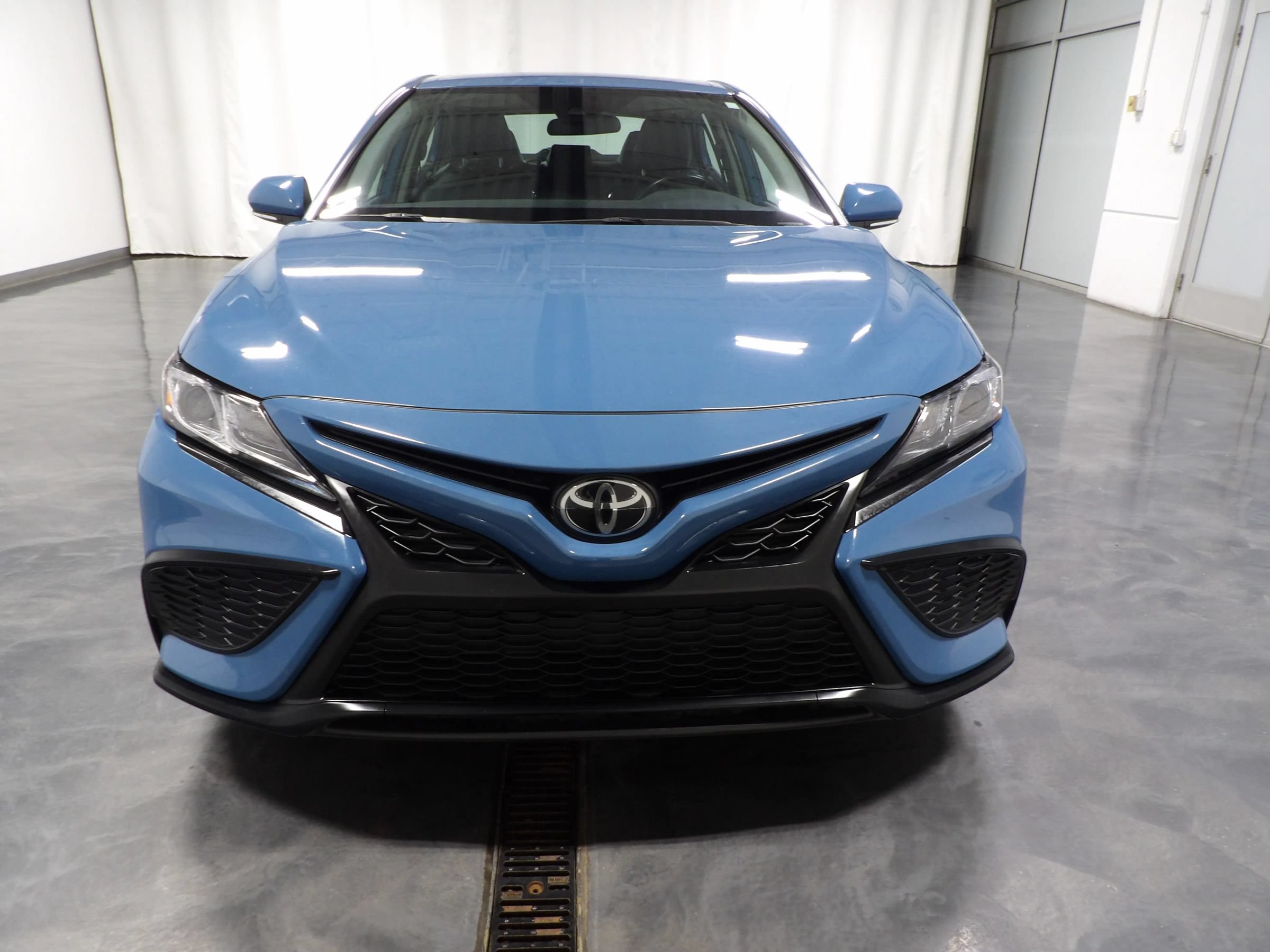 Used 2023 Toyota Camry SE FWD image 3