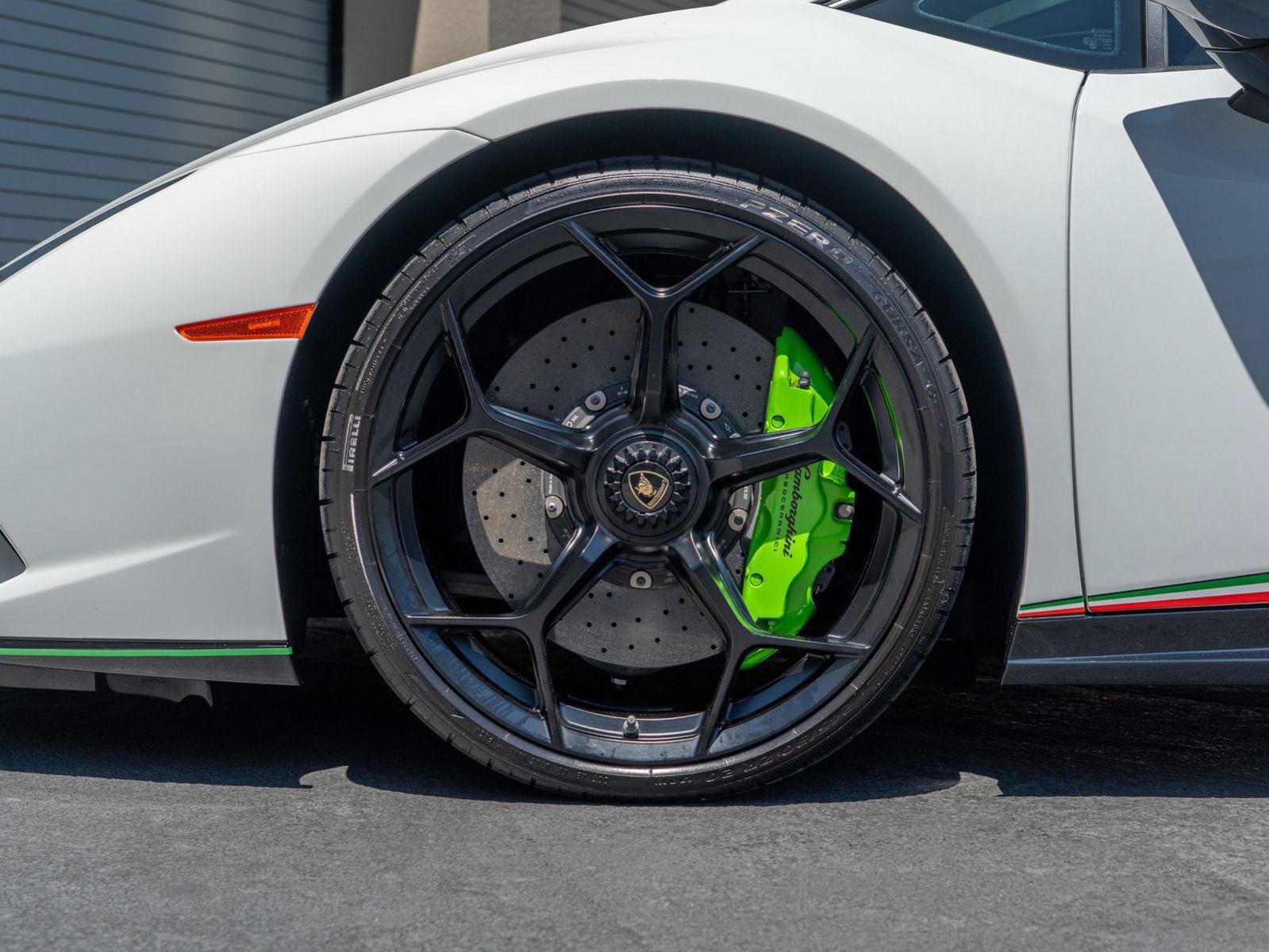 Used 2018 Lamborghini Huracan Performante AWD/4WD image 12