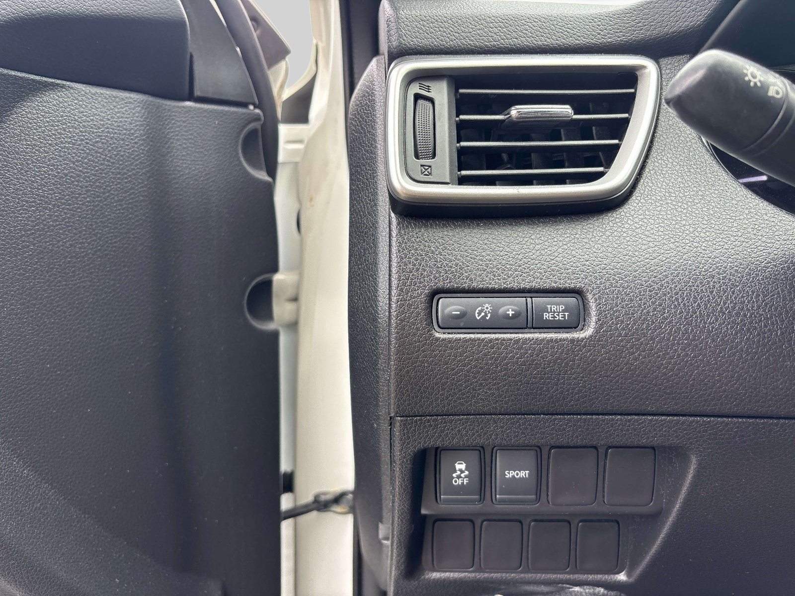 Used 2014 Nissan Rogue S FWD image 15