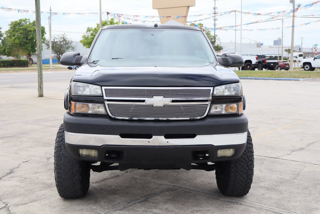 Used 2005 Chevrolet Silverado 2500 LS w/ Heavy-Duty Power Package AWD/4WD image 4