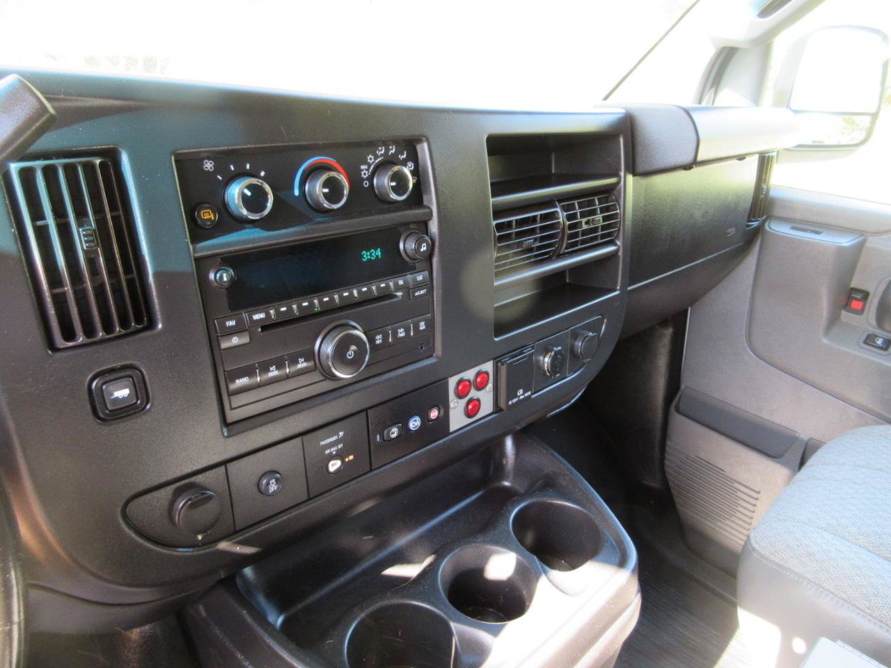 Used 2017 Chevrolet Express 2500 RWD image 30
