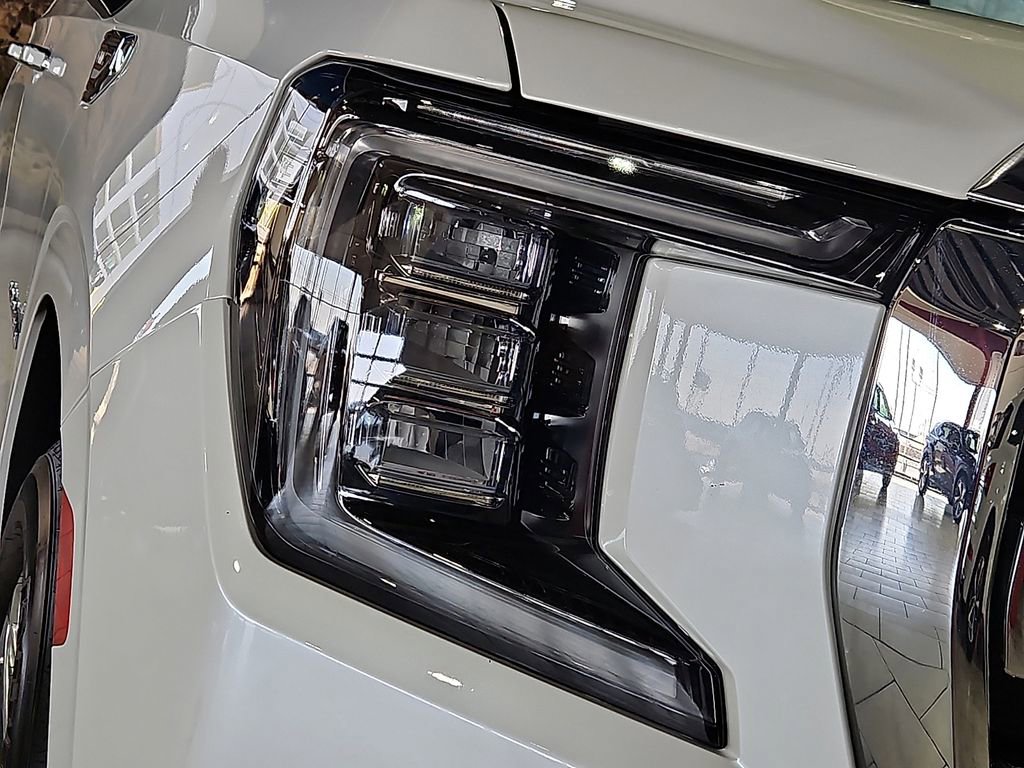 Used 2023 GMC Yukon SLT w/ SLT Luxury Package image 8