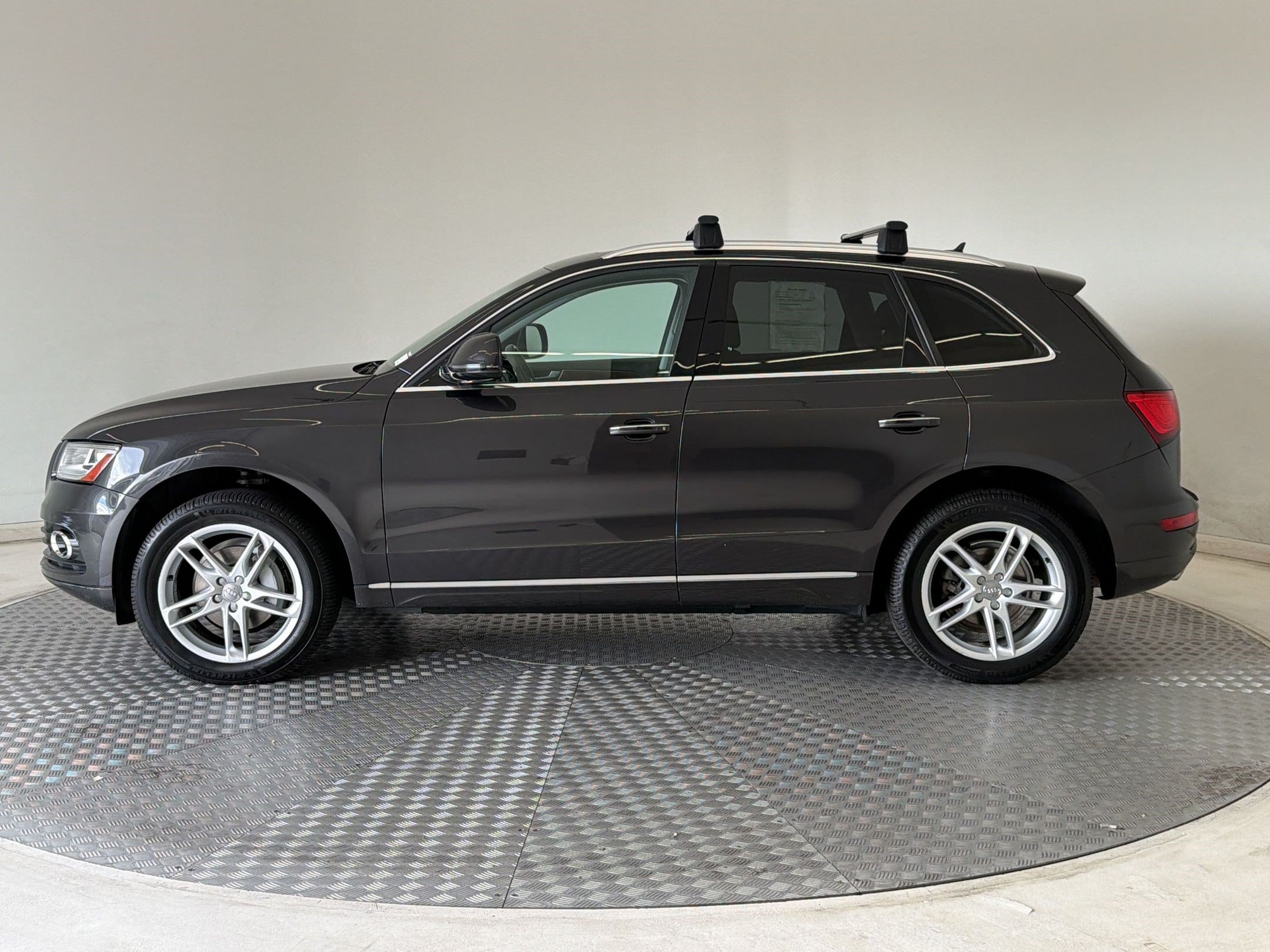 Used 2017 Audi Q5 2.0T Premium Plus w/ Technology Package AWD/4WD image 2