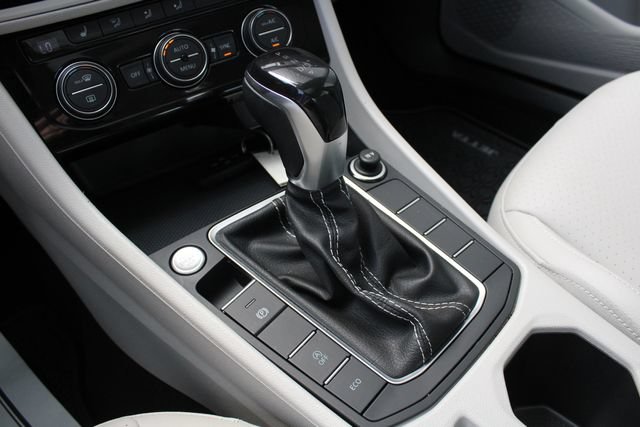 Used 2024 Volkswagen Jetta SE w/ Panoramic Sunroof Package FWD image 17