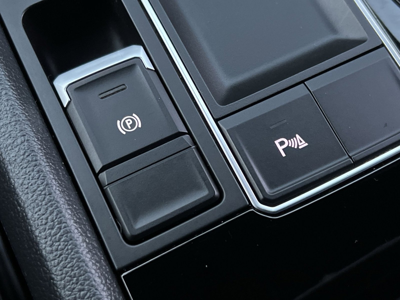 Used 2022 Volkswagen Atlas Cross Sport SE image 31