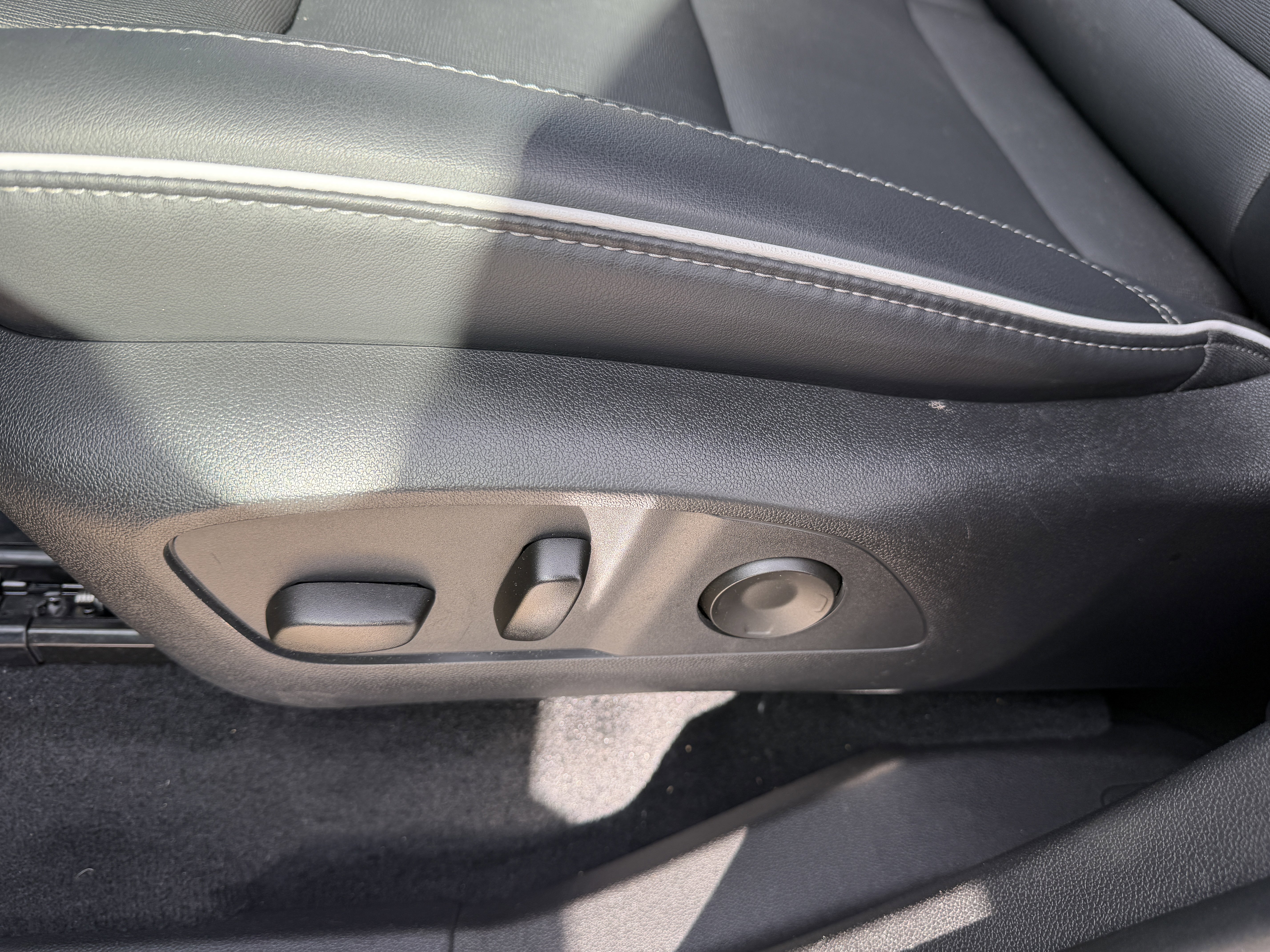 Used 2025 Buick Enclave Preferred AWD/4WD image 17