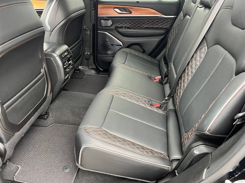 Used 2024 Jeep Grand Cherokee Summit AWD/4WD image 15