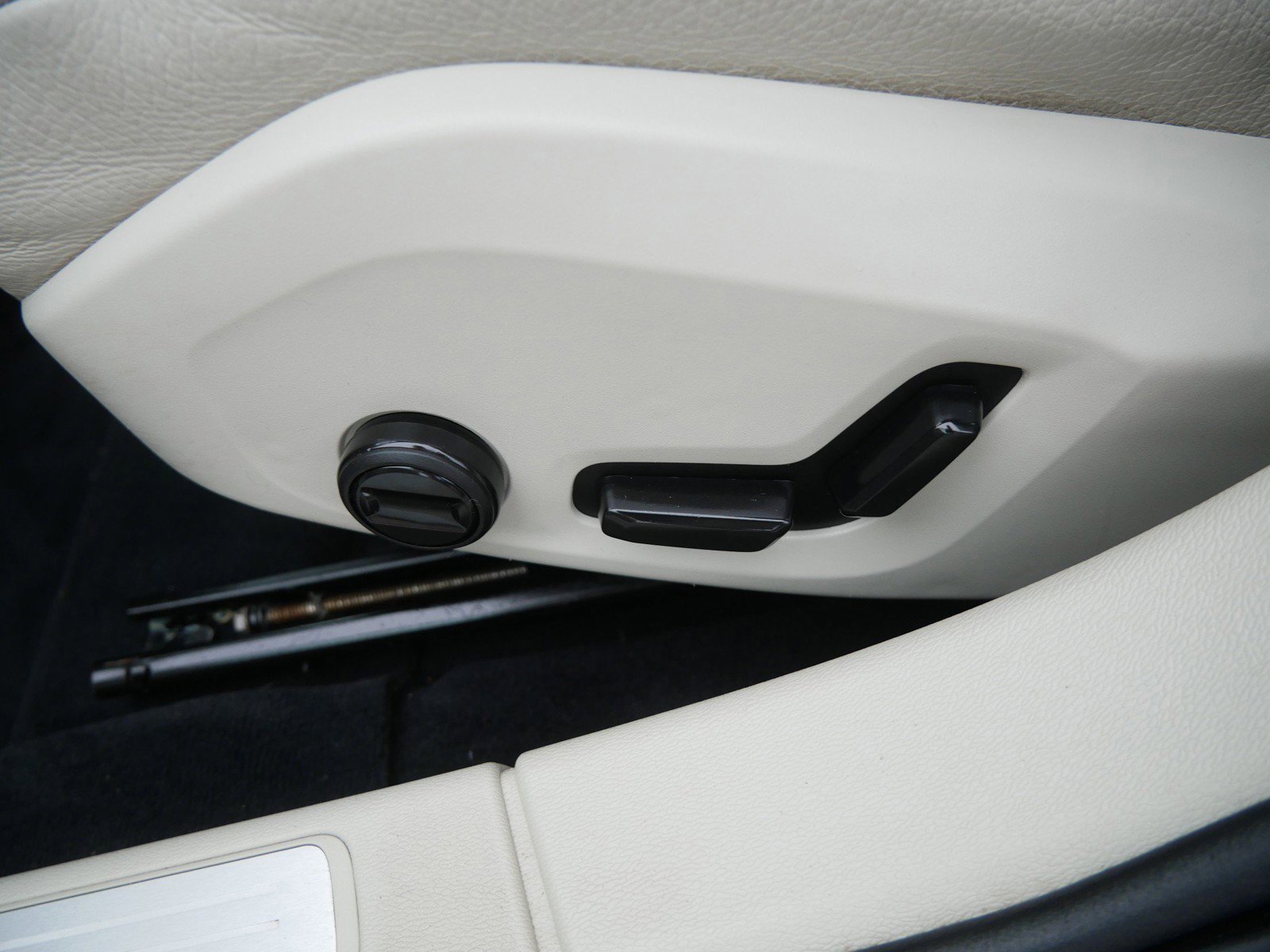 Used 2019 Volvo S60 T6 Momentum w/ Premium Package image 15