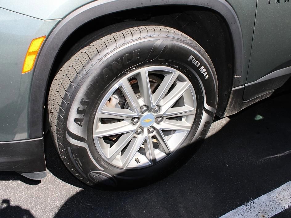 Used 2023 Chevrolet Traverse LT image 9