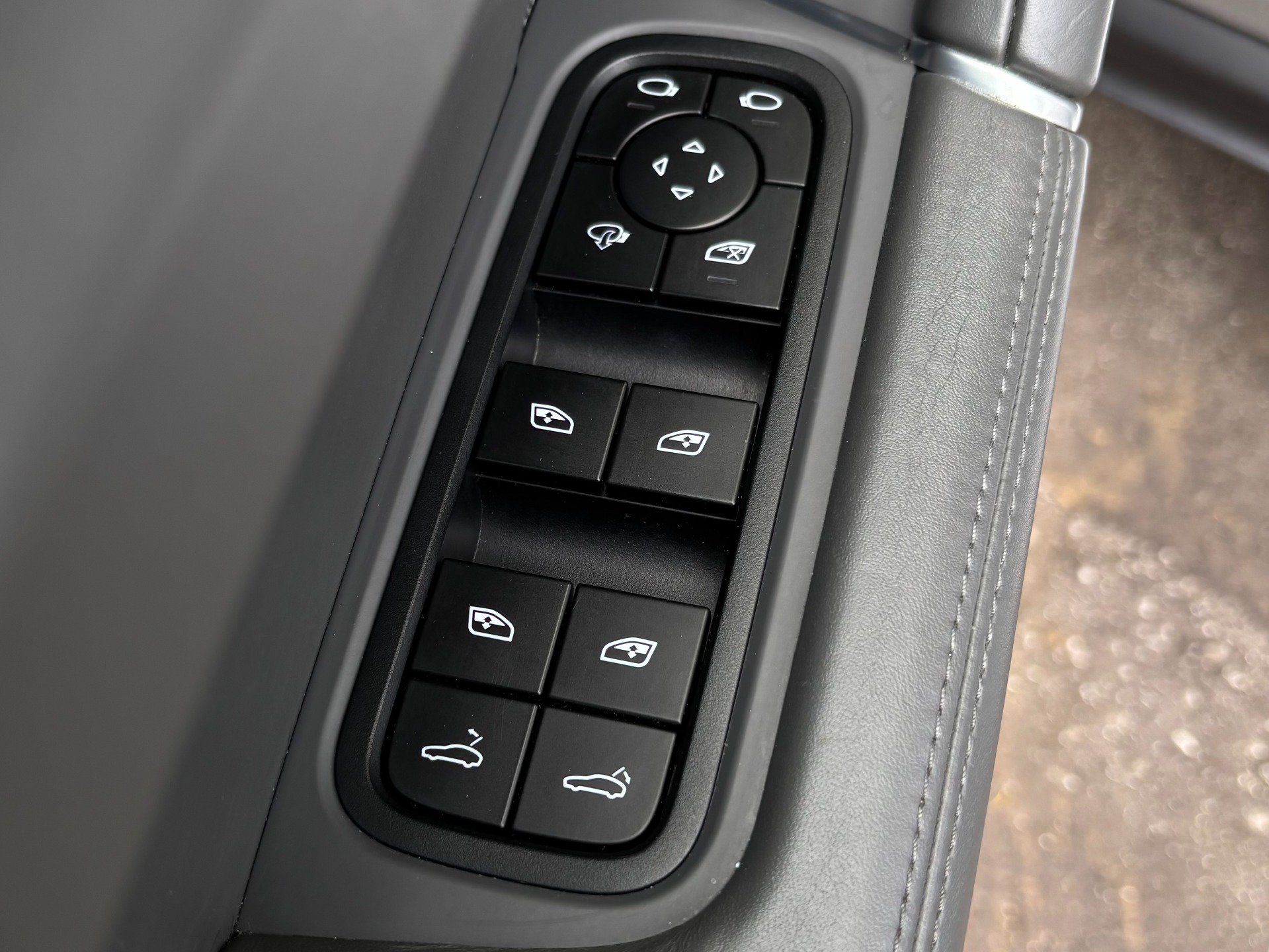 Used 2023 Porsche Cayenne Turbo AWD/4WD image 70