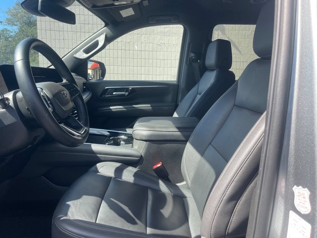 Used 2025 Chevrolet Suburban Z71 AWD/4WD image 11