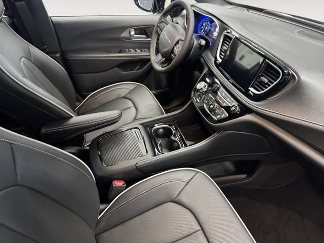 New 2027 Chrysler Pacifica Limited AWD/4WD image 4