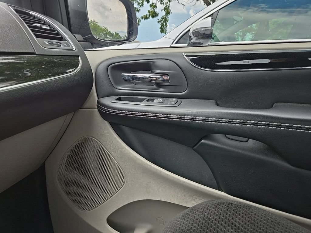 Used 2016 Dodge Grand Caravan SE FWD image 24
