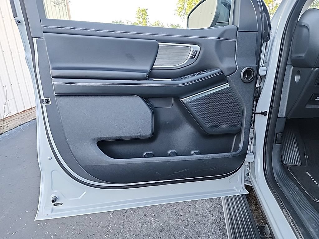 Used 2025 Ford Expedition Platinum AWD/4WD image 28