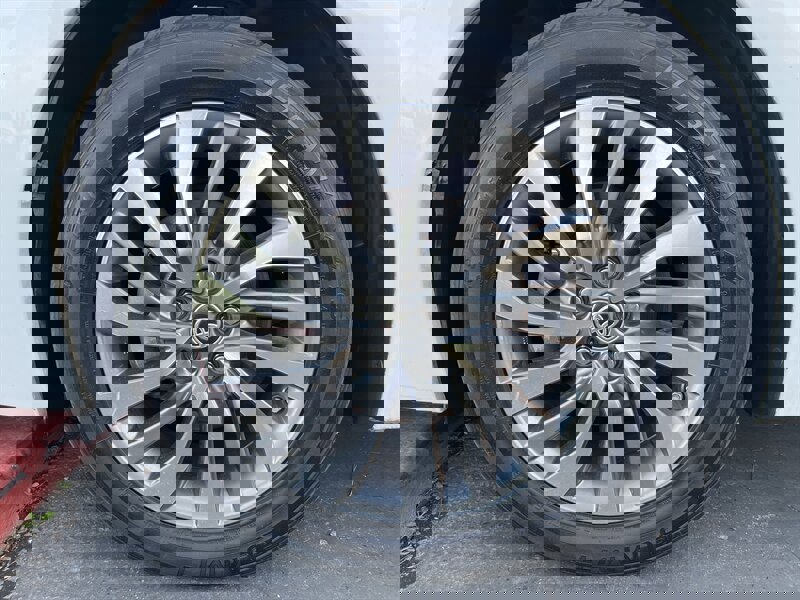 Used 2018 Toyota Corolla XLE w/ Carpet Mat Package (TMS) FWD image 21