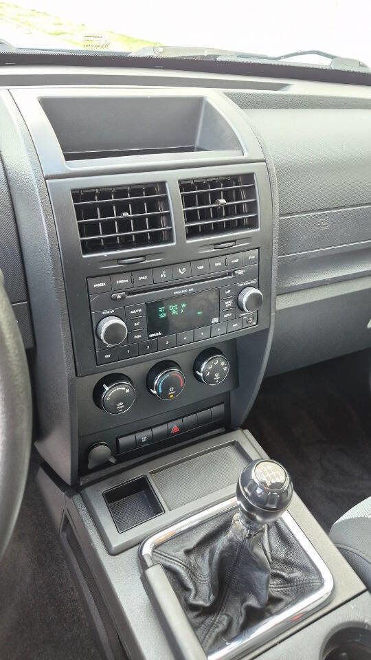 Used 2008 Dodge Nitro SXT image 21