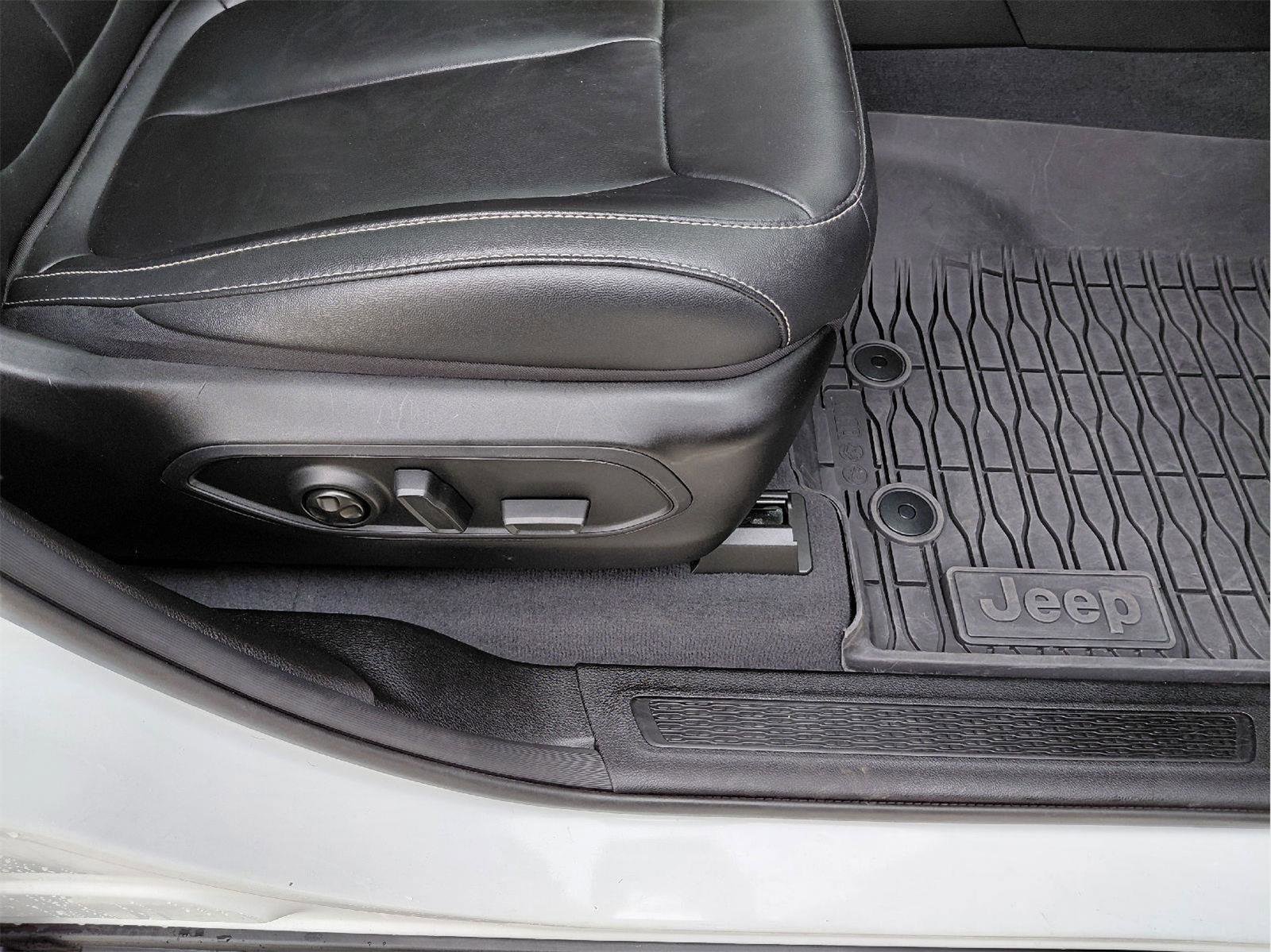 Used 2023 Jeep Grand Cherokee 4WD 4xe image 13