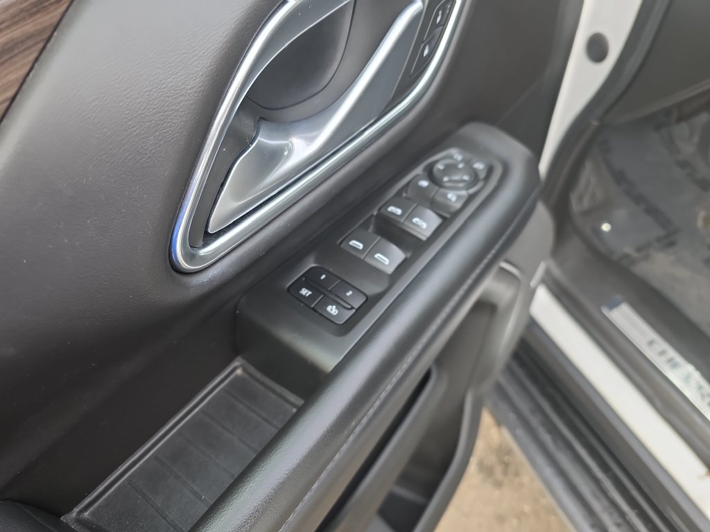 Used 2022 Chevrolet Suburban LT w/ Luxury Package RWD image 11