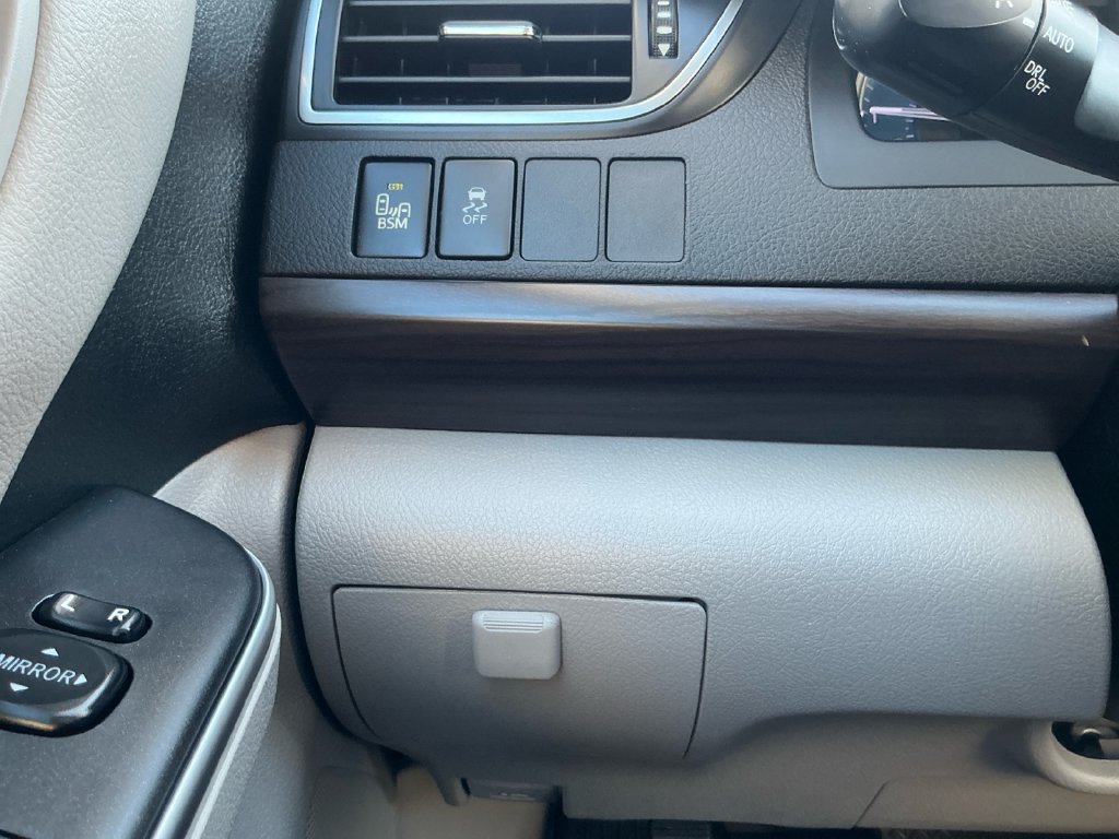 Used 2017 Toyota Camry XLE w/ Moonroof Package FWD image 20