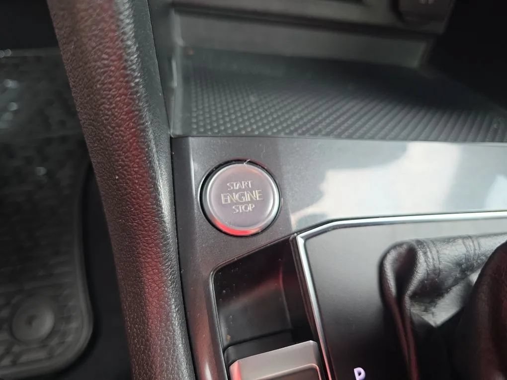 Used 2018 Volkswagen Tiguan SEL AWD/4WD image 36