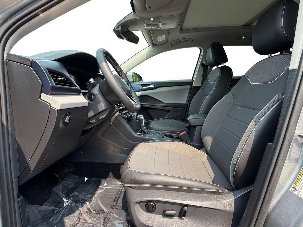 Used 2023 Volkswagen Taos SE w/ Panoramic Sunroof Package FWD image 9