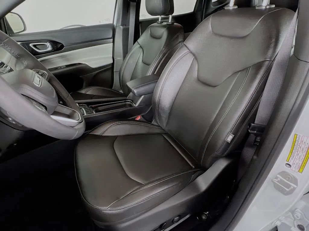 Used 2025 Jeep Compass Limited AWD/4WD image 21