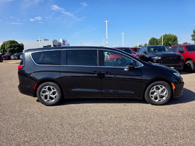 Used 2024 Chrysler Pacifica Limited FWD image 7