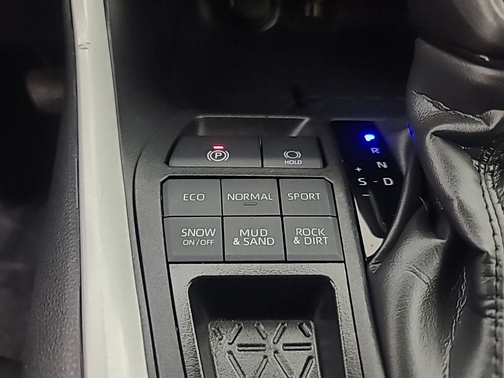 Used 2025 Toyota RAV4 XLE AWD/4WD image 36