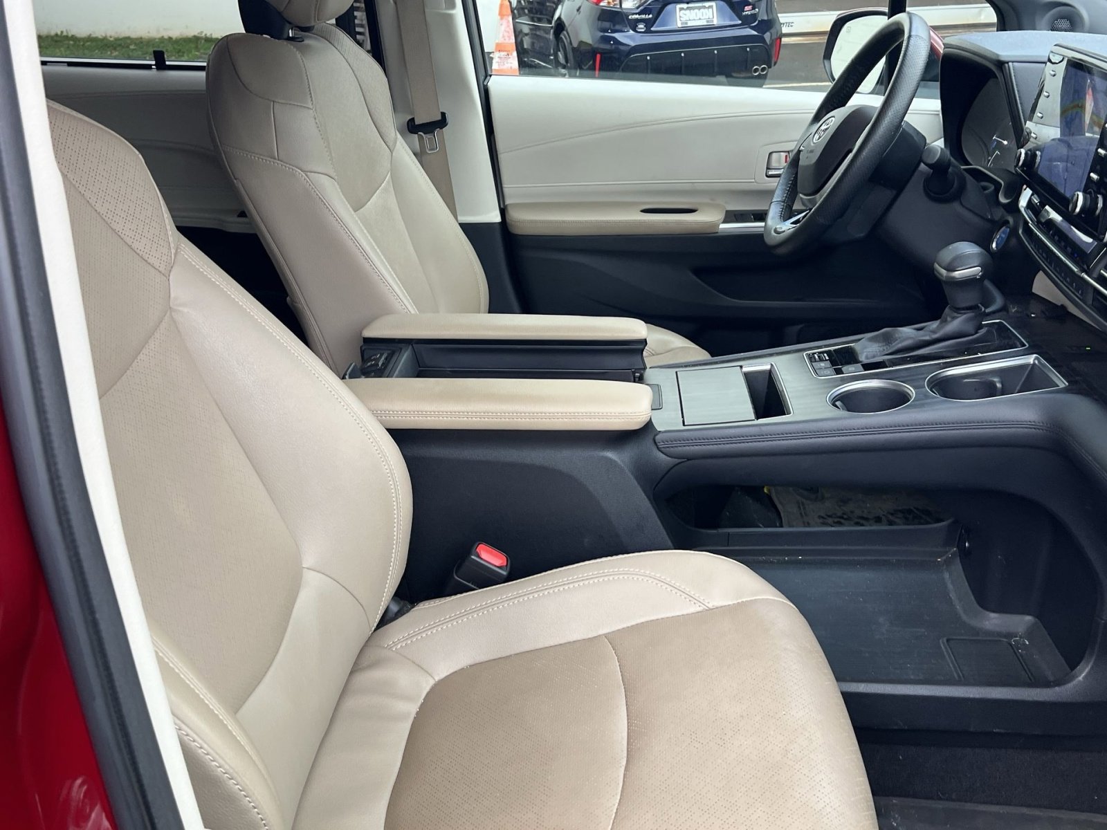 Used 2021 Toyota Sienna Limited image 27