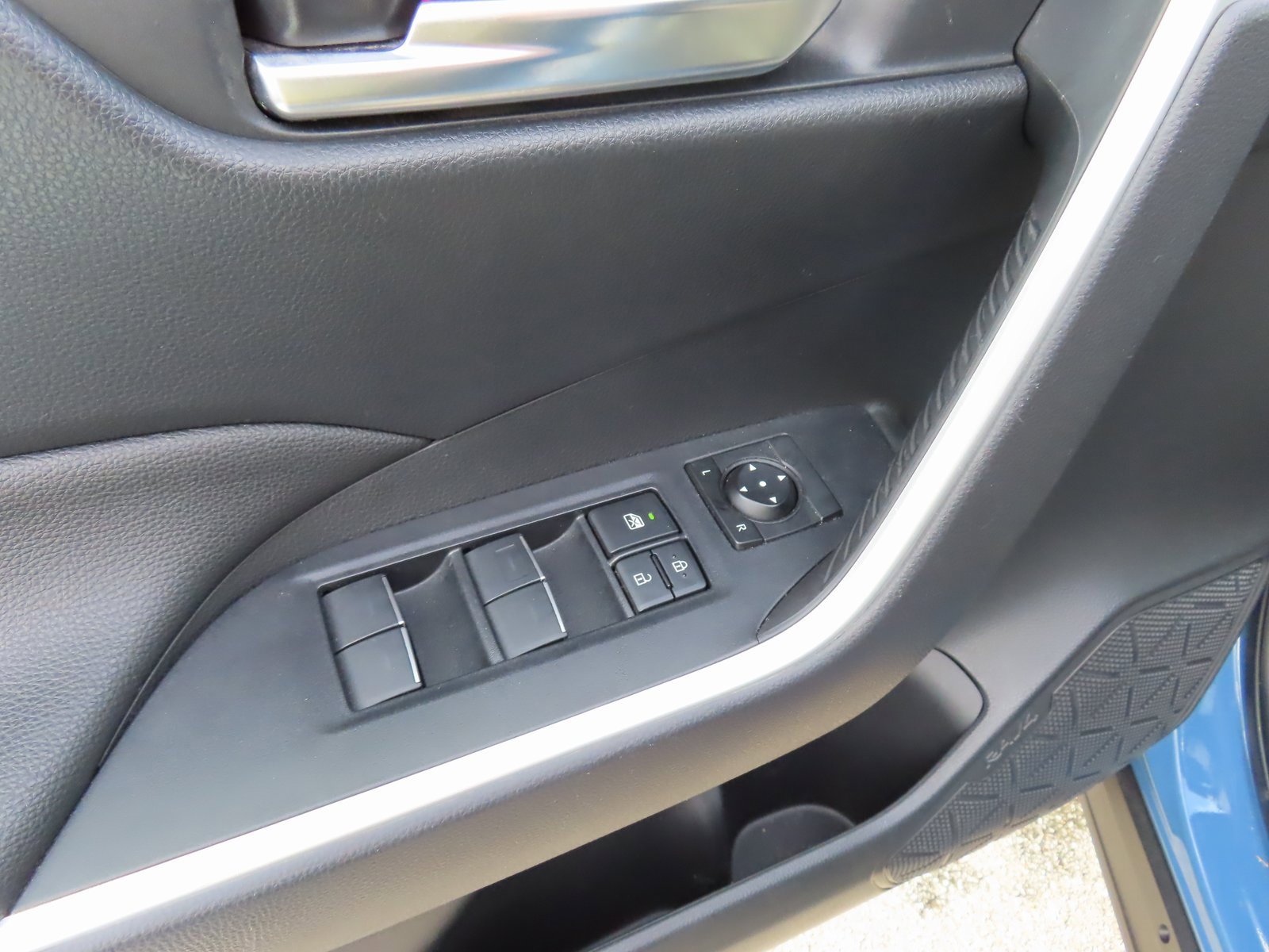 Used 2022 Toyota RAV4 SE w/ Convenience Package image 11