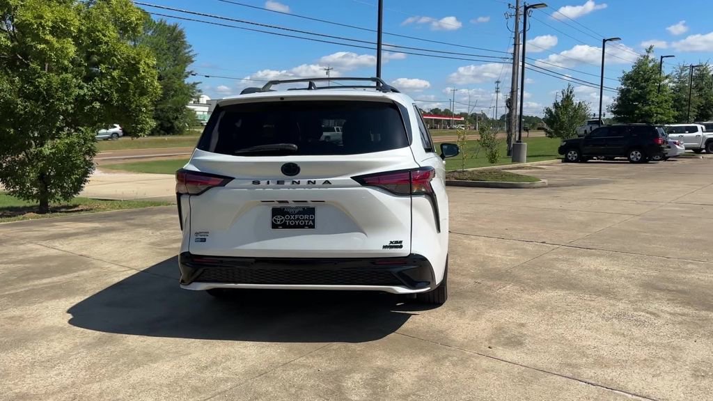 Used 2023 Toyota Sienna XSE FWD image 5