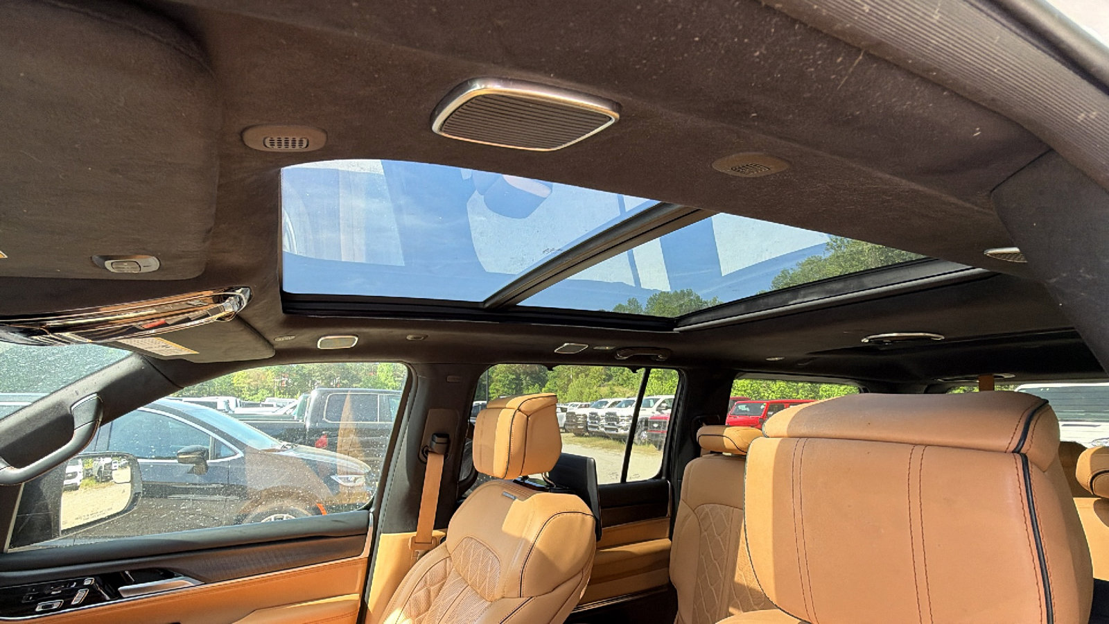 Used 2025 Jeep Grand Wagoneer Series III w/ Rear Seat Video Group 1 AWD/4WD image 18