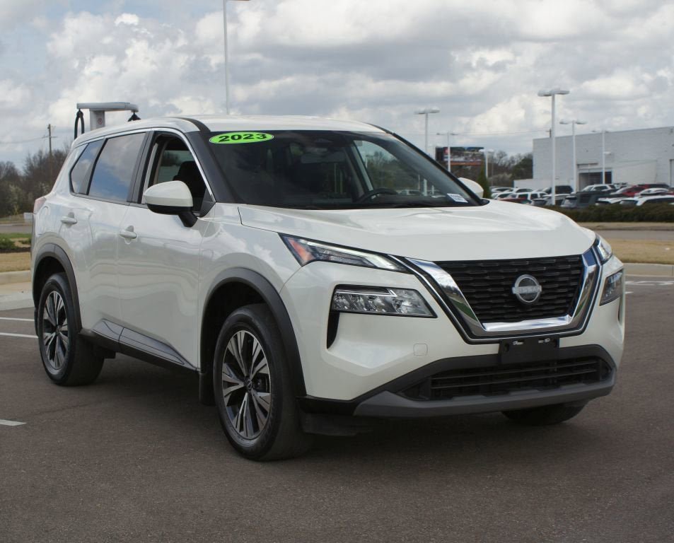 Used 2023 Nissan Rogue SV image 2