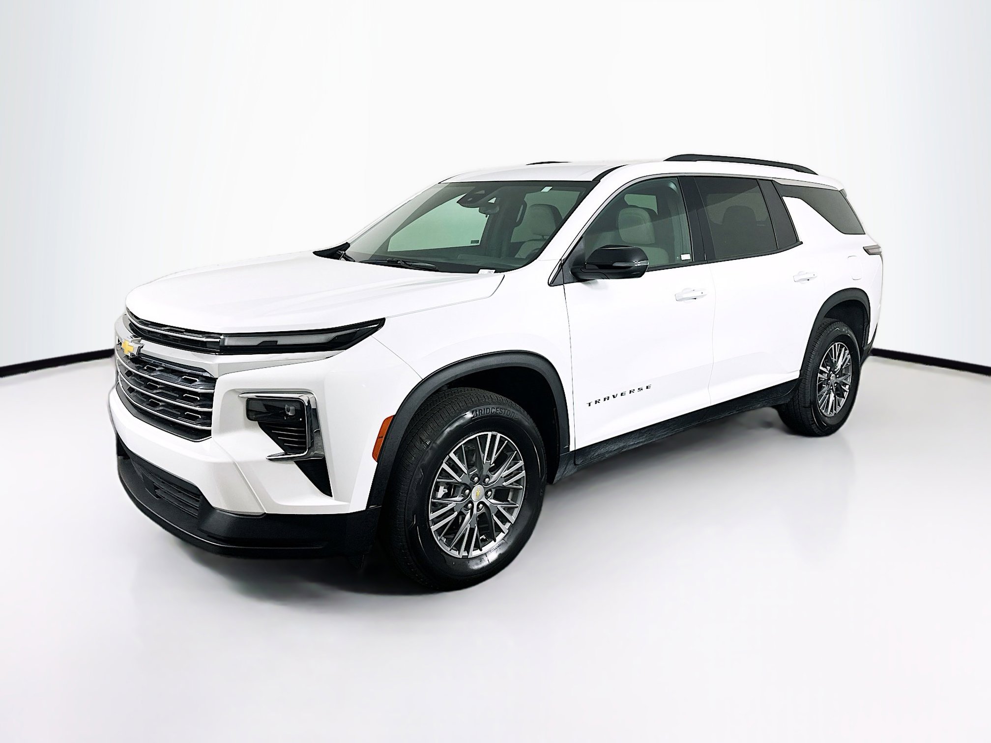 Used 2025 Chevrolet Traverse LT image 3