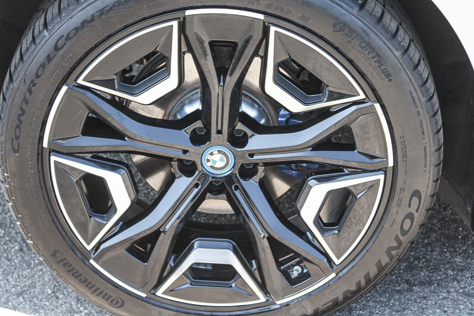 Used 2024 BMW iX xDrive50 w/ Sport Package AWD/4WD image 11