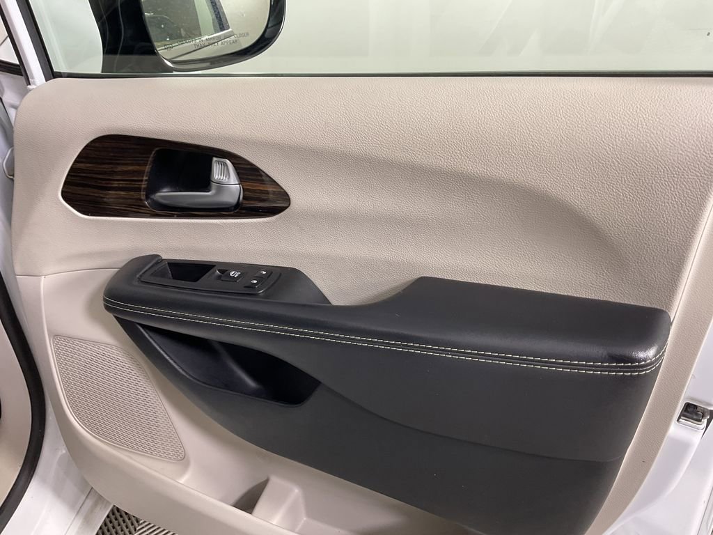 Used 2023 Chrysler Pacifica Limited image 24
