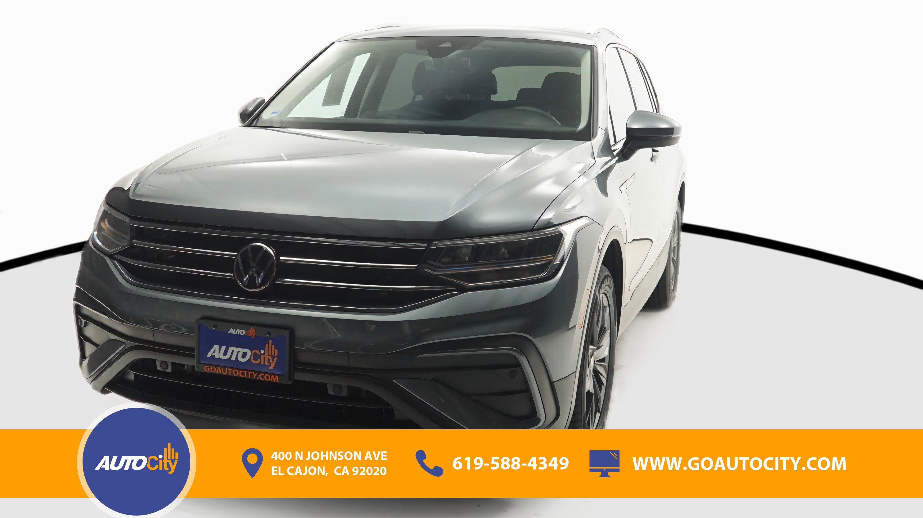 Used 2023 Volkswagen Tiguan SE w/ Panoramic Sunroof Package image 1