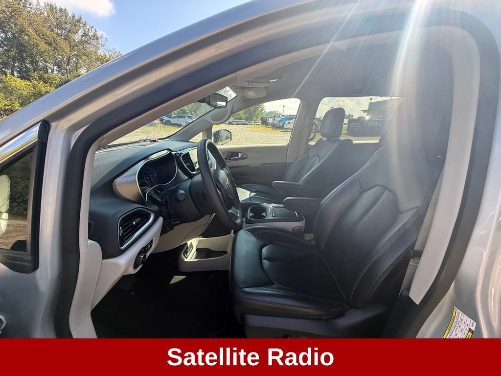 Used 2023 Chrysler Pacifica Touring-L FWD image 13